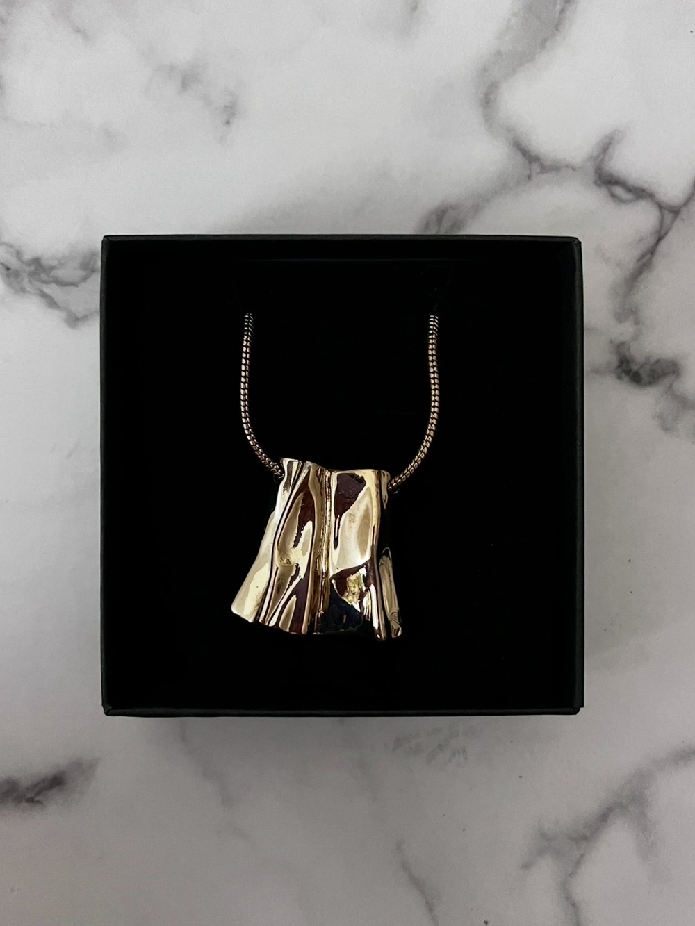 Elegant Sculpted Gold Pendant Necklace - Women Jewelry